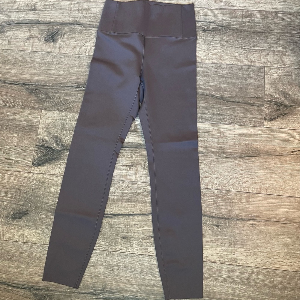 Vuori Women's Leggings in Dark Gray